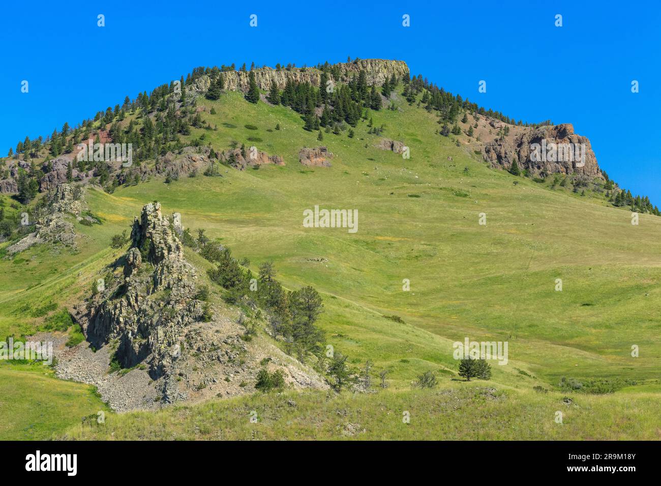 butte senza nome sopra la prateria lungo la strada a coda di uccello vicino a bowmans corners, montana Foto Stock