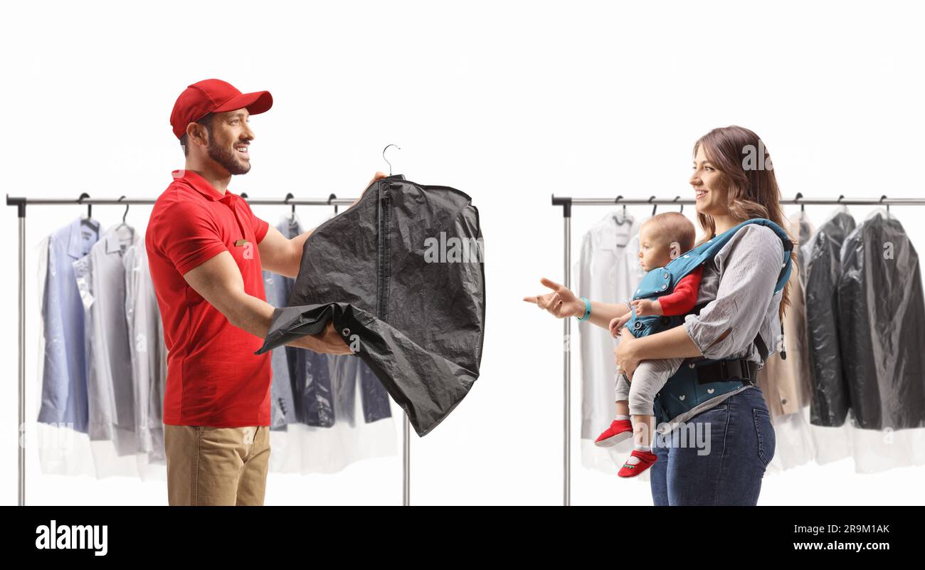 Uomo che consegna vestiti puliti e asciutti a una madre con un bambino isolato su uno sfondo bianco Foto Stock