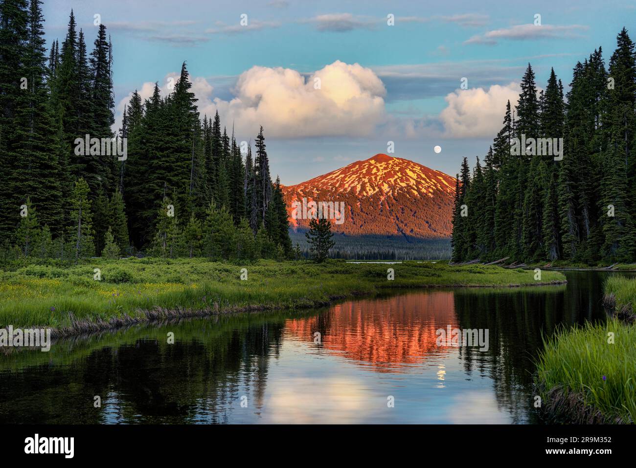 Piccolo ruscello e Mt. Bacherlor con la luna. Oregon centrale. sky aggiunto Foto Stock