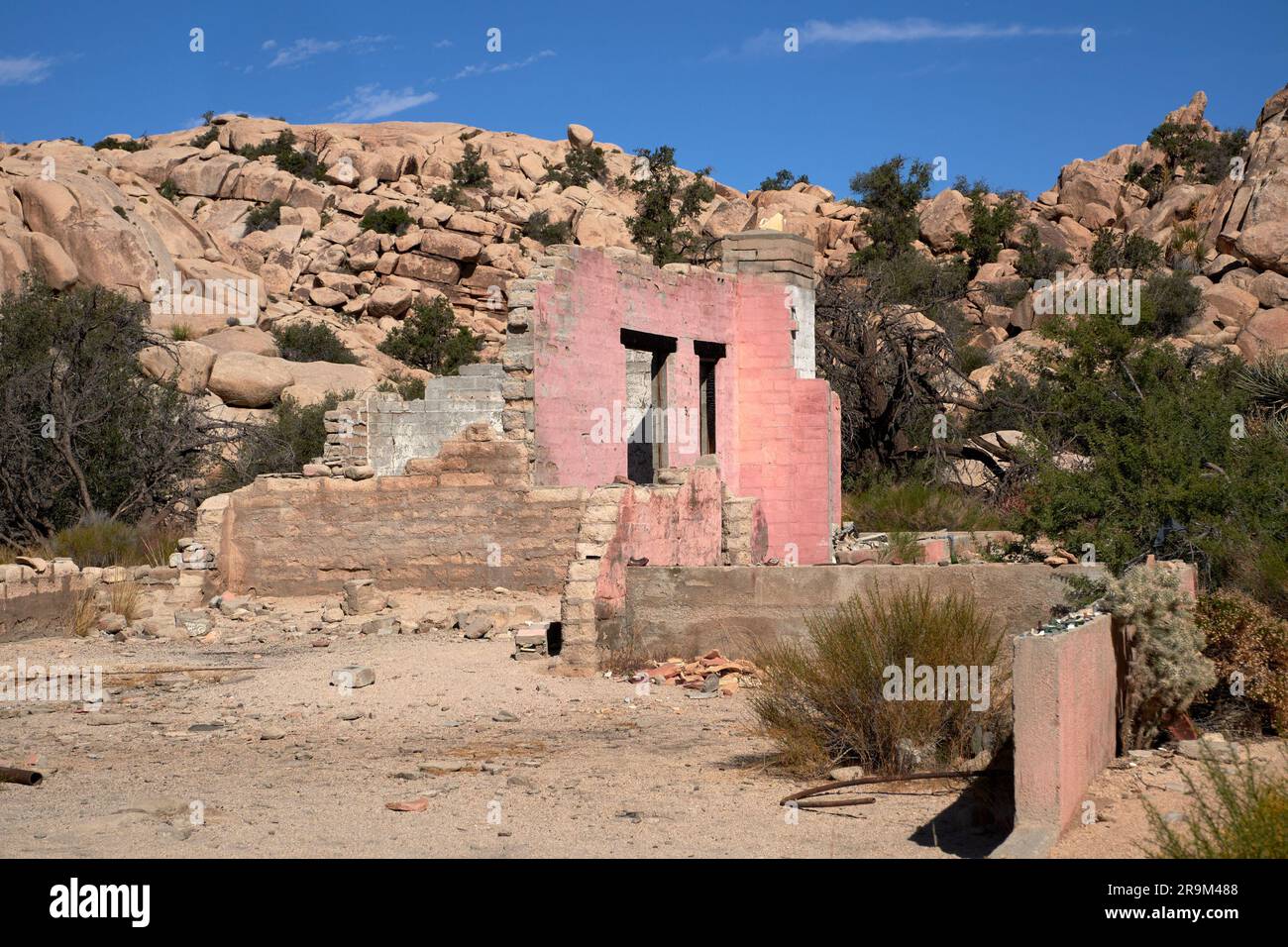 Joshua Tree, California, USA. 11 ottobre 2017. I resti di un vecchio edificio tra le formazioni rocciose del Joshua Tree National Park. (Immagine di credito: © Ian L. Sitren/ZUMA Press Wire) SOLO USO EDITORIALE! Non per USO commerciale! Foto Stock