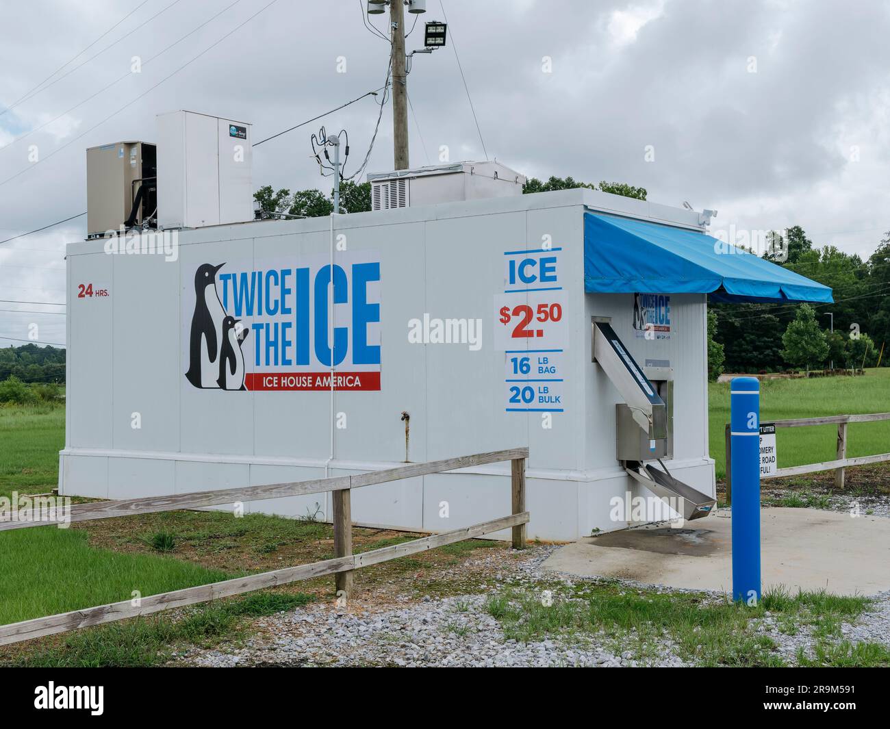 Grande macchina per il ghiaccio indipendente per l'acquisto fai da te di ghiaccio in sacchetti, la più famosa durante i caldi mesi estivi a Montgomery, Alabama, Stati Uniti. Foto Stock