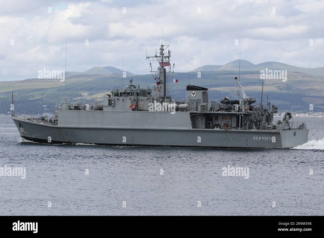 UNS Chernihiv (M310), un cacciatore di minatori della classe Sandown operato dalla marina Ucraina, che passa da Greenock sul Firth of Clyde. La nave sta partecipando all'esercitazione Sea Breeze 23-1 (chiamata Alba Breeze in riconoscimento della nazione ospitante temporanea), un'esercitazione militare multinazionale che si terrà quest'anno in Scozia, al posto della consueta nazione ospitante dell'Ucraina. Questa nave aveva servito con la Royal Navy britannica come HMS Grimsby (M108), fino a quando non fu dismessa nel 2022, poi trasferita alla marina Ucraina all'inizio di quest'anno. Questa è la sua prima esercitazione navale nelle mani dei suoi nuovi proprietari. Foto Stock