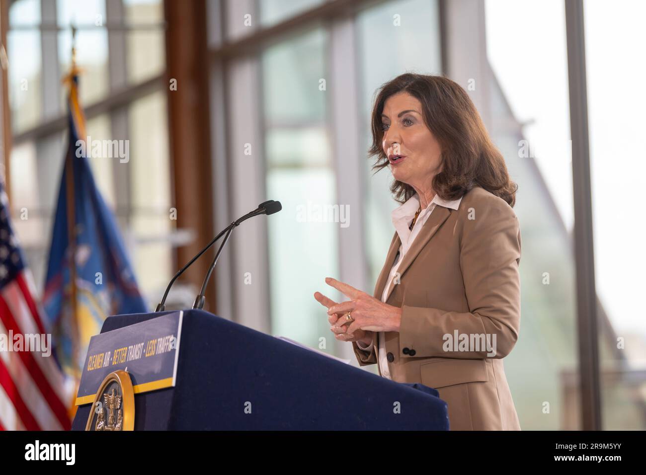 New York, Stati Uniti. 27 giugno 2023. NEW YORK, NEW YORK - GIUGNO 27: Il governatore dello Stato di New York Kathy Hochul annuncia che i prezzi della congestione per la prima volta nella nazione andranno avanti, migliorando la qualità dell'aria e riducendo il traffico il 27 giugno 2023 a New York City. Crediti: Ron Adar/Alamy Live News Foto Stock