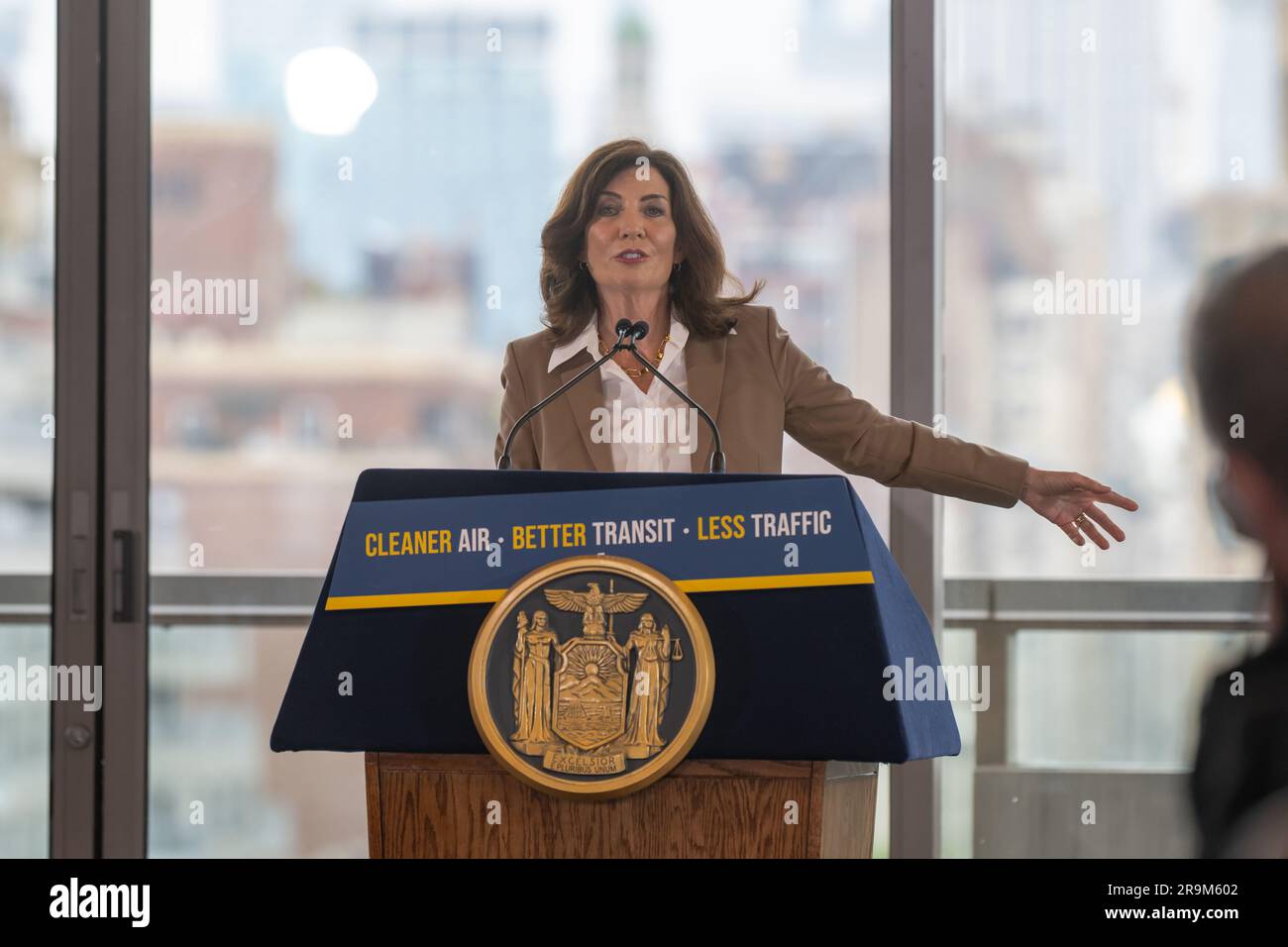 New York, Stati Uniti. 27 giugno 2023. NEW YORK, NEW YORK - GIUGNO 27: Il governatore dello Stato di New York Kathy Hochul annuncia che i prezzi della congestione per la prima volta nella nazione andranno avanti, migliorando la qualità dell'aria e riducendo il traffico il 27 giugno 2023 a New York City. Crediti: Ron Adar/Alamy Live News Foto Stock