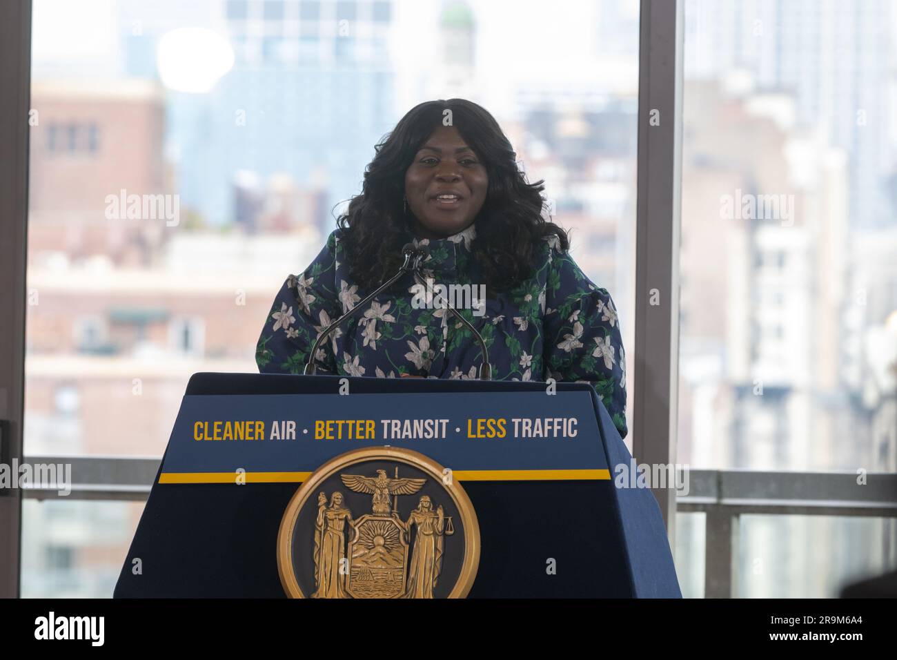 New York, Stati Uniti. 27 giugno 2023. NEW York, NEW YORK - GIUGNO 27: Danna Dennis interviene durante l'annuncio del governatore Hochul sul primo prezzo della congestione in corso in nazione il 27 giugno 2023 a New York City. Crediti: Ron Adar/Alamy Live News Foto Stock