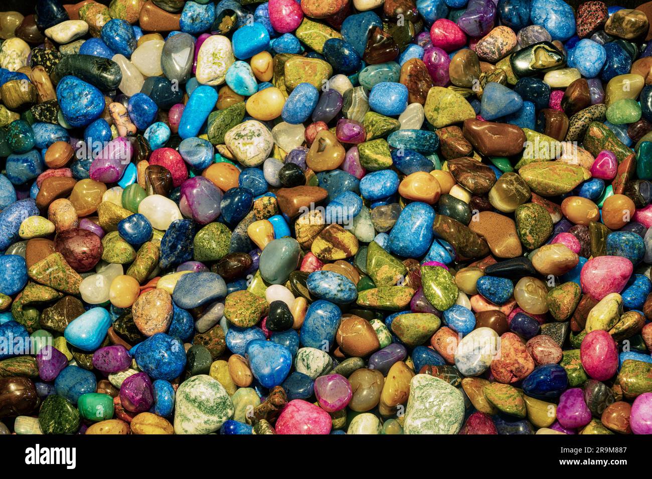 Rocce colorate e lucide. Negozio nel parco nazionale di Yellowstone, Wyoming Foto Stock
