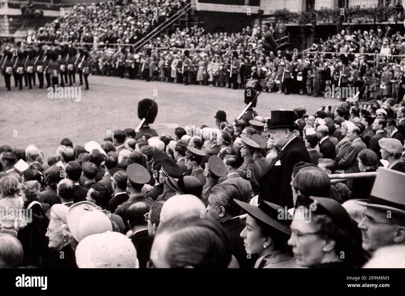 Il primo Ministro britannico Winston Churchill tra la folla durante la cerimonia Trooping the Colour, Londra, Inghilterra, Regno Unito, Toni Frissell, Giugno 1953 Foto Stock
