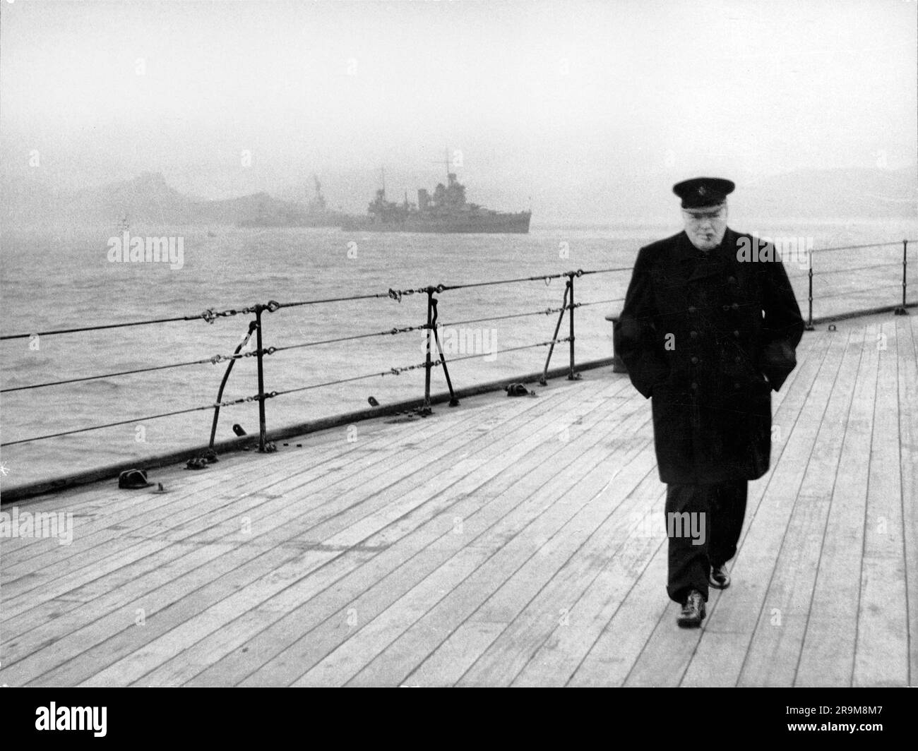 Primo Ministro britannico Winston Churchill, a tutta lunghezza, ponte pedonale della H.M.S. Principe di Galles dopo l'incontro con la carta Atlantica con gli Stati Uniti Presidente Franklin Roosevelt, agosto 1941 Foto Stock