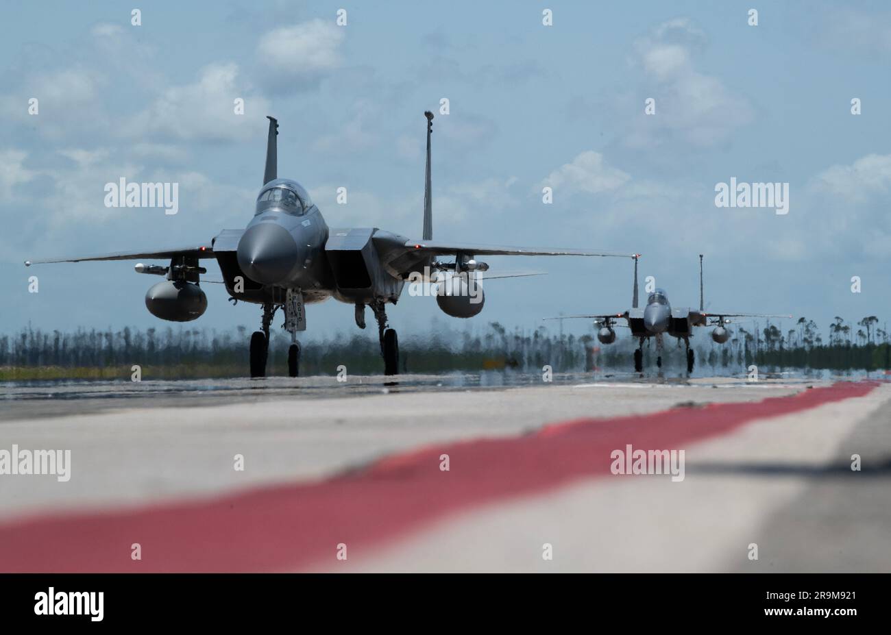 STATI UNITI Air Force F-15 Eagles taxi la linea di volo durante il Weapons System Evaluation Program-East 23,08 presso Tyndall Air Force base, Florida, 18 maggio 2023. Le WSEP sono esercitazioni formali di valutazione della durata di due settimane progettate per testare le capacità di uno squadrone di condurre sistemi di armi a fuoco vivo durante le missioni di addestramento al combattimento aria-aria. (STATI UNITI Foto dell'aeronautica militare di Jennifer Jensen) Foto Stock