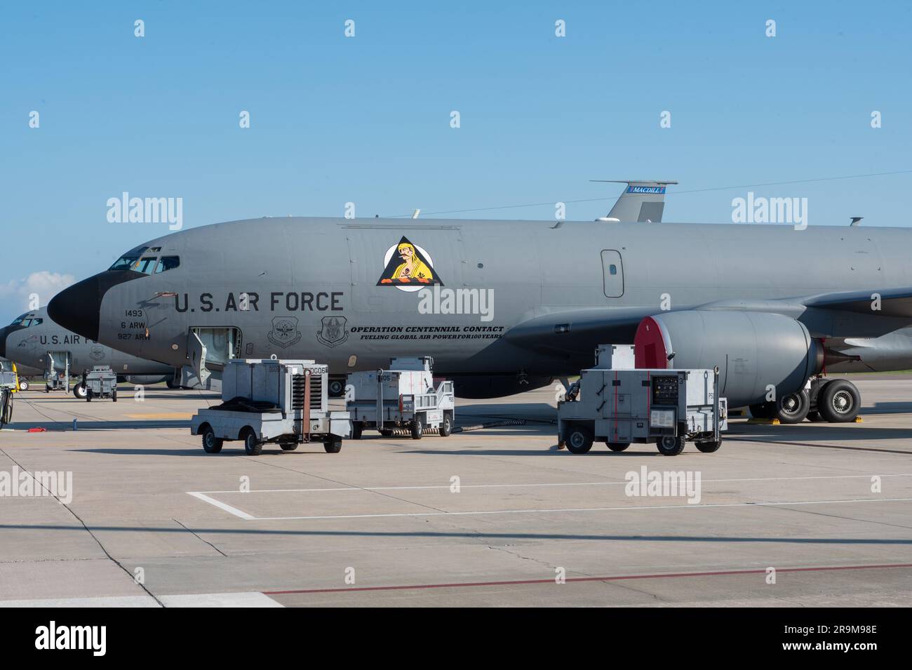 Un aereo KC-135 Stratotanker è parcheggiato sulla linea di volo presso la MacDill Air Force base, Florida, prima di decollare per l'operazione Centennial Contact, il 27 giugno 2023. Durante l'operazione, più di 150 aerei hanno volato sopra le comunità di tutto il paese e di tutto il mondo per onorare 100 anni di eccellenza nel rifornimento aereo. Con 100 anni di esperienza, le capacità di rifornimento aereo dell'USAF offrono una portata globale rapida senza rivali e manovre significative per la Joint Force e i nostri alleati e partner. Il rifornimento aereo funge da moltiplicatore di forza, aumentando la velocità, la gamma, la letalità, la flessibilità e. Foto Stock