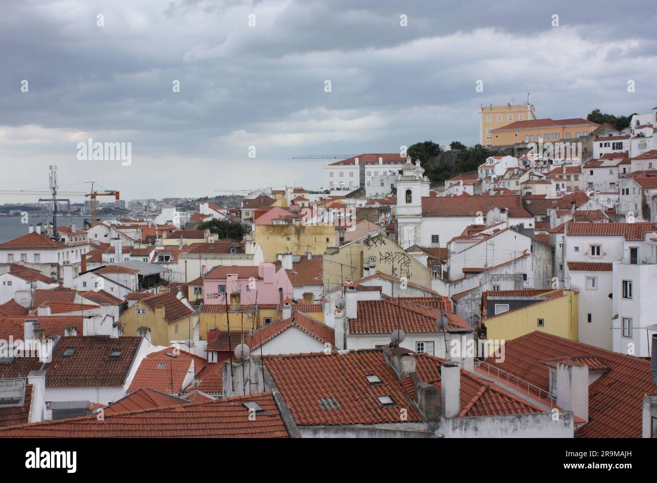 Vista su Lisbona dal largo de Santo Estevao Foto Stock
