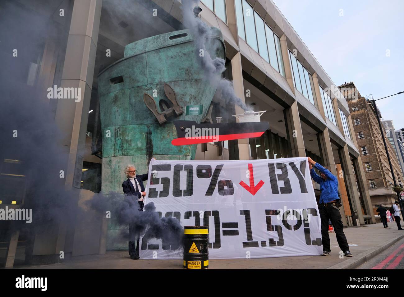 Londra, Regno Unito. Il gruppo di attivisti per il clima Ocean Rebellion protesta in vista delle riunioni MEPC80 delle Nazioni Unite che negoziano sulla riduzione della produzione di carbonio. Foto Stock