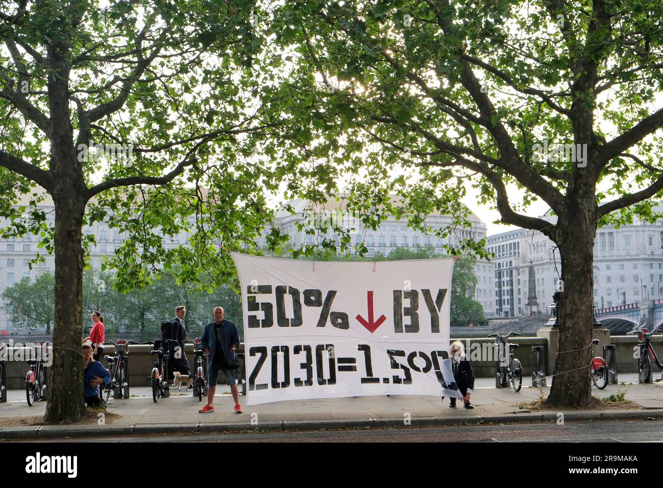 Londra, Regno Unito. Il gruppo di attivisti per il clima Ocean Rebellion protesta in vista delle riunioni MEPC80 delle Nazioni Unite che negoziano sulla riduzione della produzione di carbonio. Foto Stock