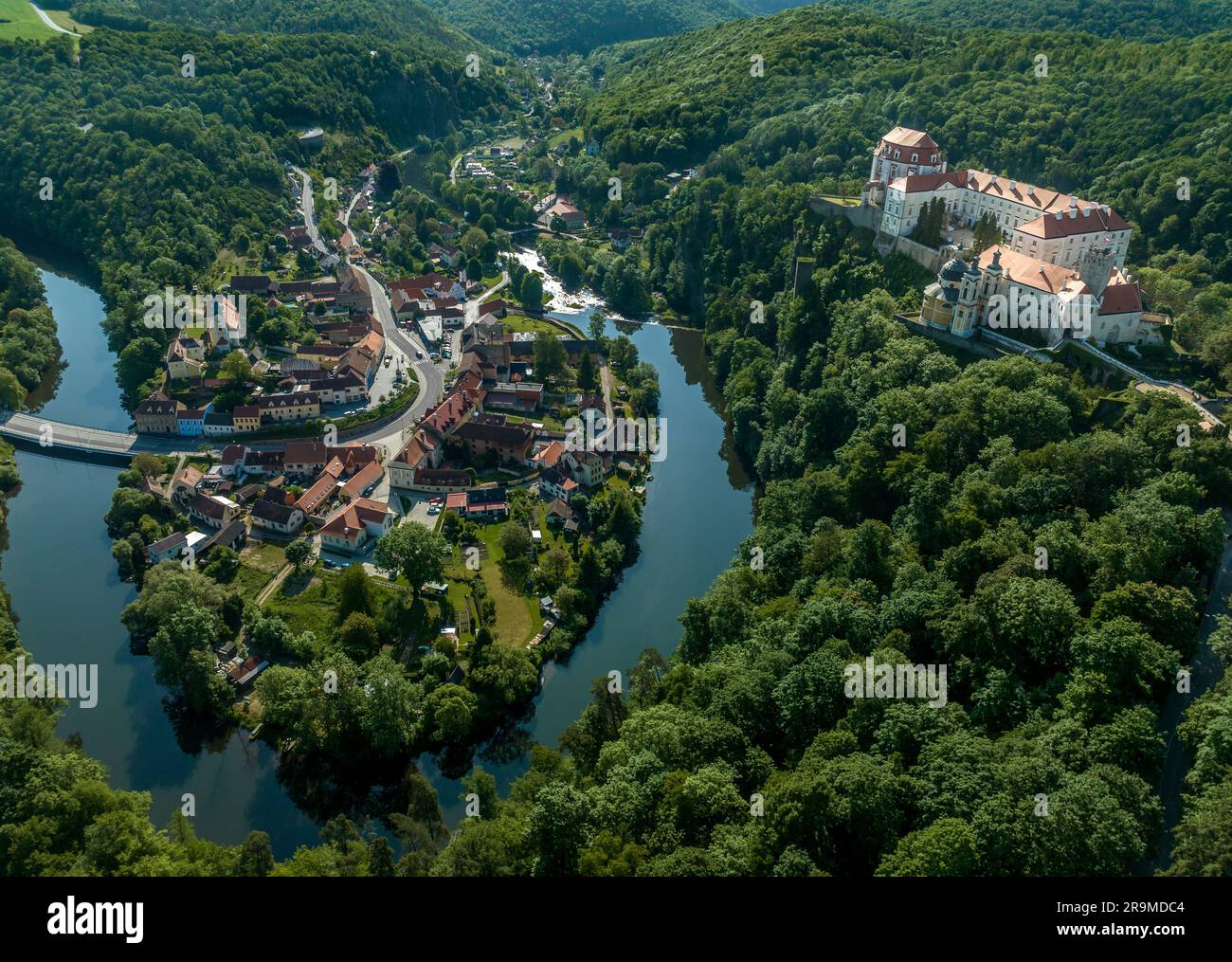 Vista panoramica aerea del fiume Thaya che curva a Vranov nad Dyji con la vecchia struttura del castello gotico trasformata in una residenza barocca rappresentativa Foto Stock