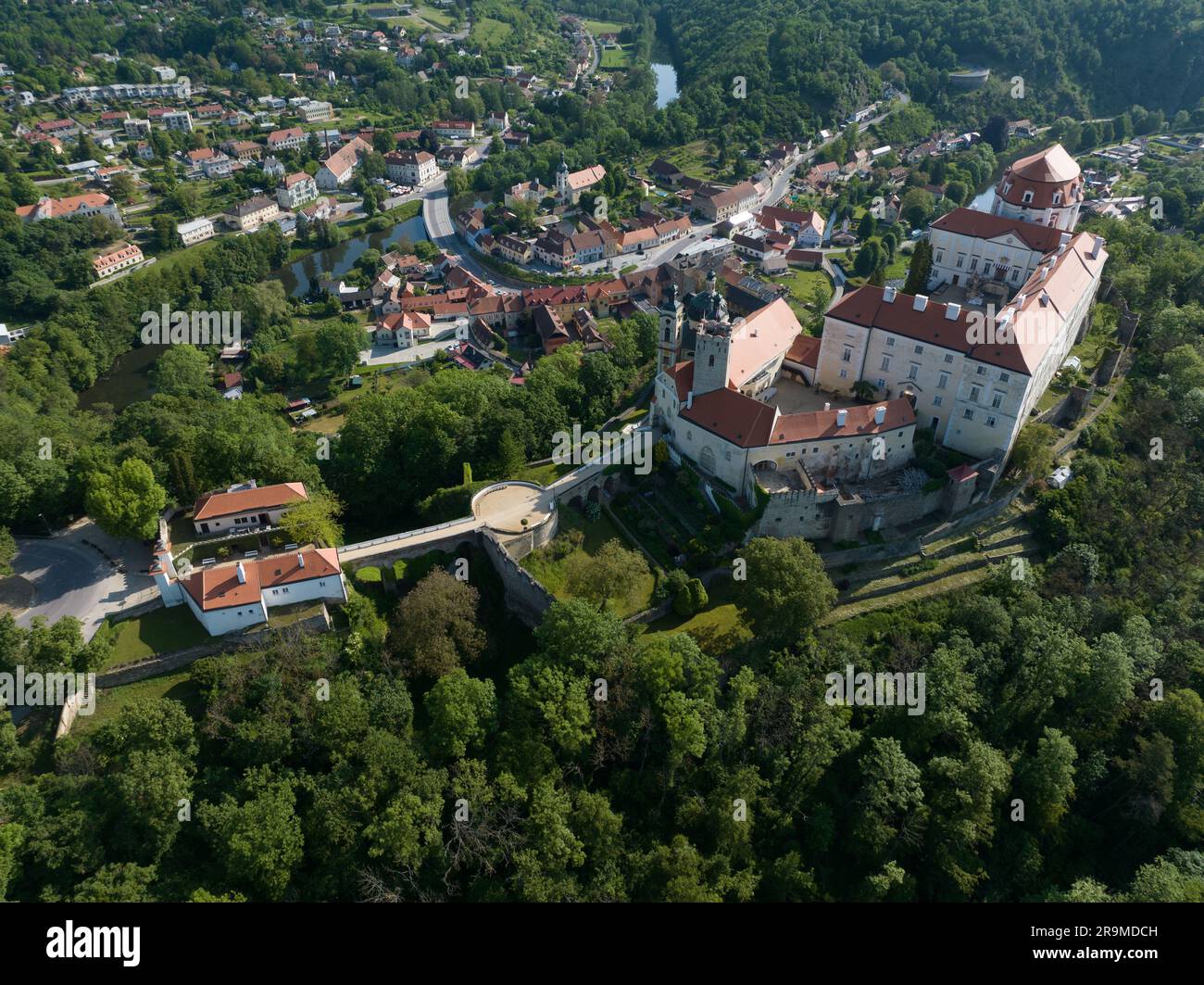 Vista panoramica aerea del fiume Thaya che curva a Vranov nad Dyji con la vecchia struttura del castello gotico trasformata in una residenza barocca rappresentativa Foto Stock