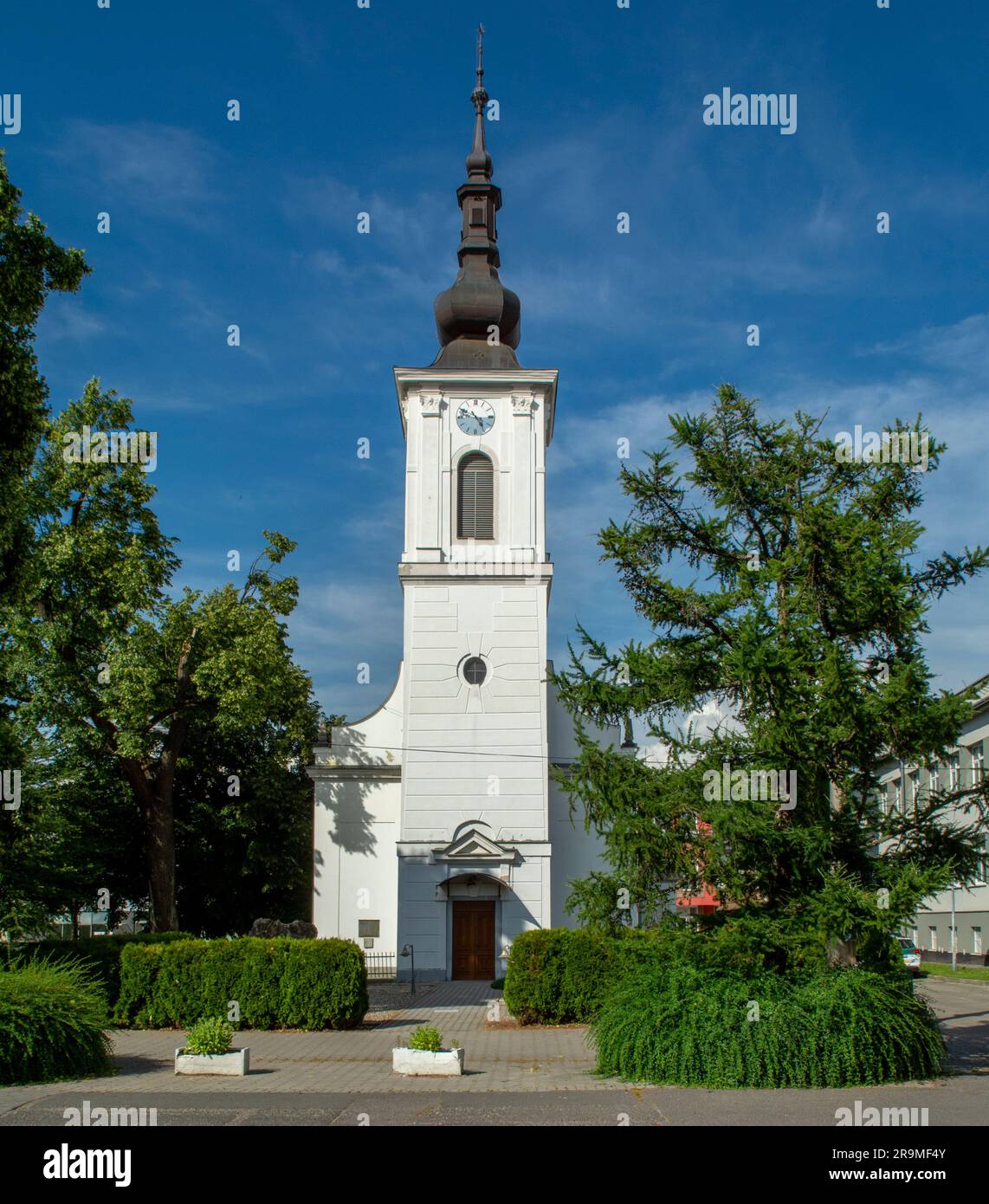 La Chiesa calvinista nella città di Levice in estate. Slovacchia. Foto Stock