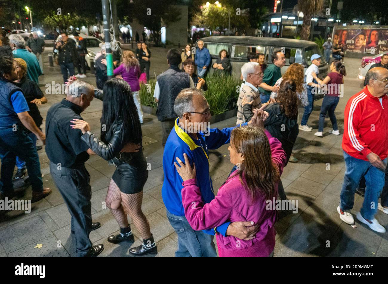 Le coppie ballano con musica salsa al Transparencia Plaza di città del Messico il 22 aprile 2023. (Mar García/Global Press Journal) Foto Stock