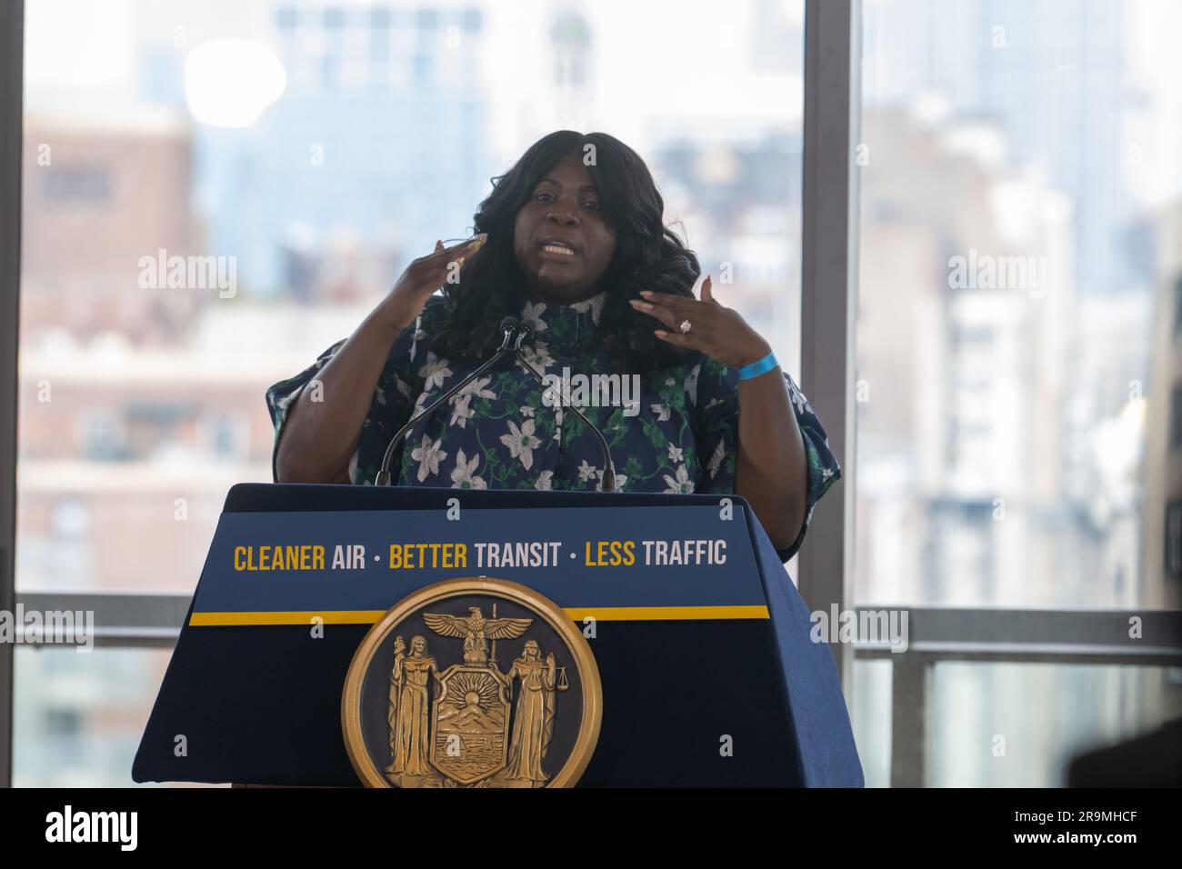 New York, Stati Uniti. 27 giugno 2023. Danna Dennis parla durante l'annuncio del Governatore Hochul sul fatto che i prezzi della congestione per la prima volta in nazione andranno avanti a New York City. Credito: SOPA Images Limited/Alamy Live News Foto Stock