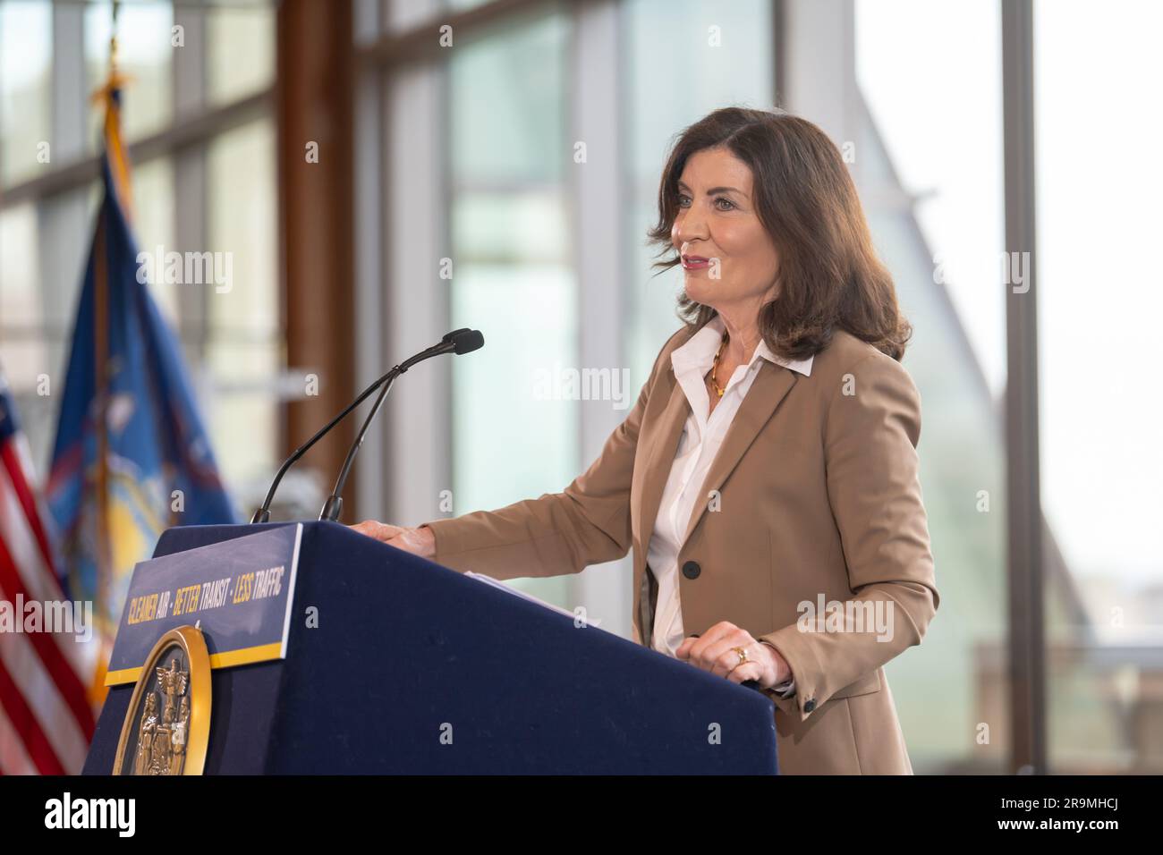 New York, Stati Uniti. 27 giugno 2023. Il governatore dello Stato di New York Kathy Hochul annuncia che i prezzi per la congestione della prima nazione faranno progressi, migliorando la qualità dell'aria e riducendo il traffico a New York City. Credito: SOPA Images Limited/Alamy Live News Foto Stock