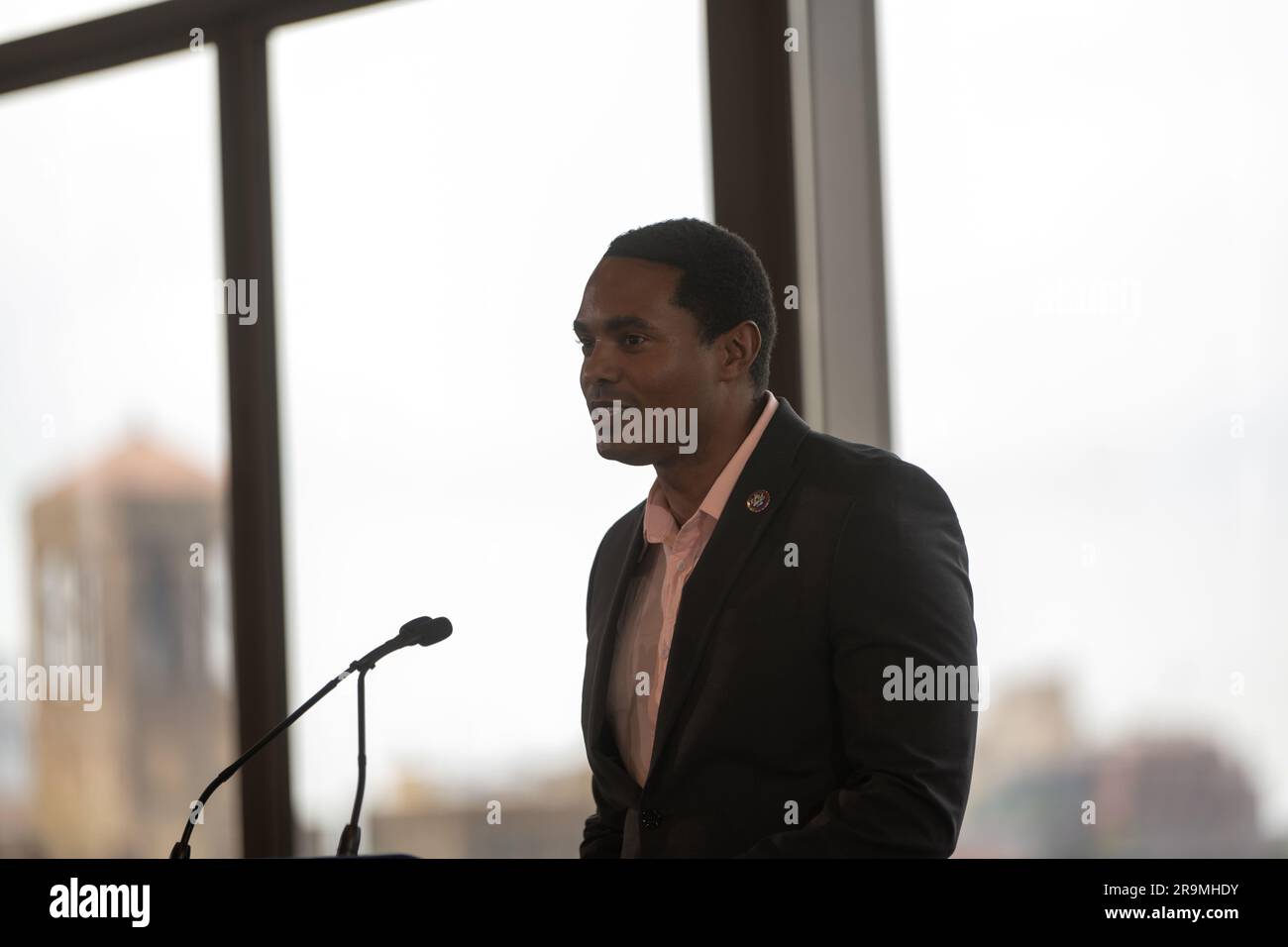 New York, Stati Uniti. 27 giugno 2023. STATI UNITI Il rappresentante Ritchie Torres interviene durante l'annuncio del governatore Hochul sul futuro dei prezzi di congestione a New York. Credito: SOPA Images Limited/Alamy Live News Foto Stock