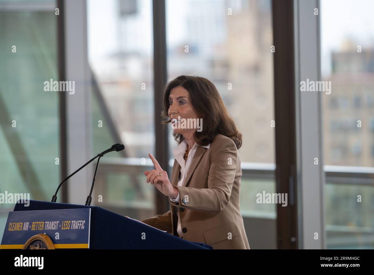 New York, Stati Uniti. 27 giugno 2023. Il governatore dello Stato di New York Kathy Hochul annuncia che i prezzi per la congestione della prima nazione faranno progressi, migliorando la qualità dell'aria e riducendo il traffico a New York City. (Foto di Ron Adar/SOPA Images/Sipa USA) credito: SIPA USA/Alamy Live News Foto Stock