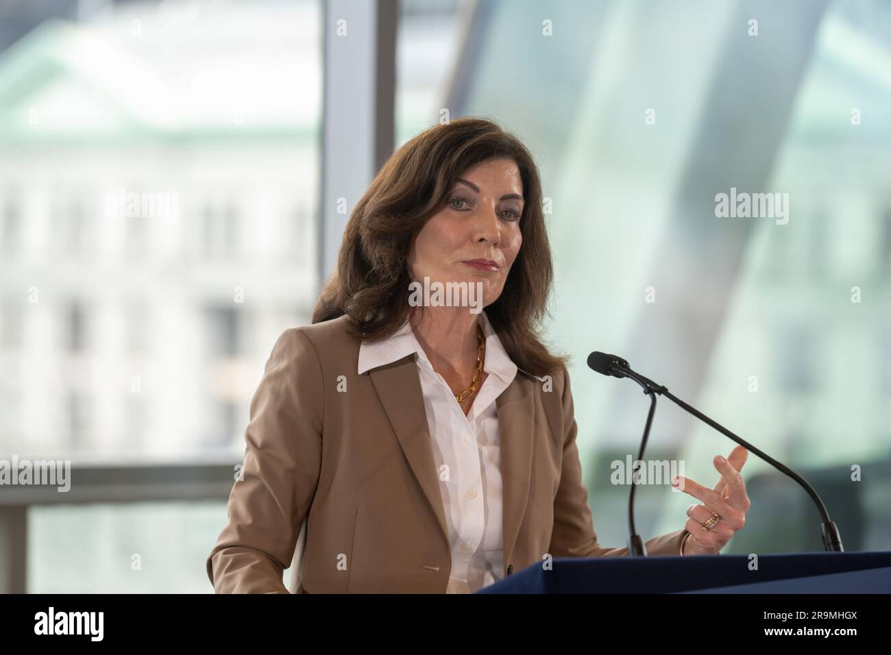 New York, Stati Uniti. 27 giugno 2023. Il governatore dello Stato di New York Kathy Hochul annuncia che i prezzi per la congestione della prima nazione faranno progressi, migliorando la qualità dell'aria e riducendo il traffico a New York City. (Foto di Ron Adar/SOPA Images/Sipa USA) credito: SIPA USA/Alamy Live News Foto Stock