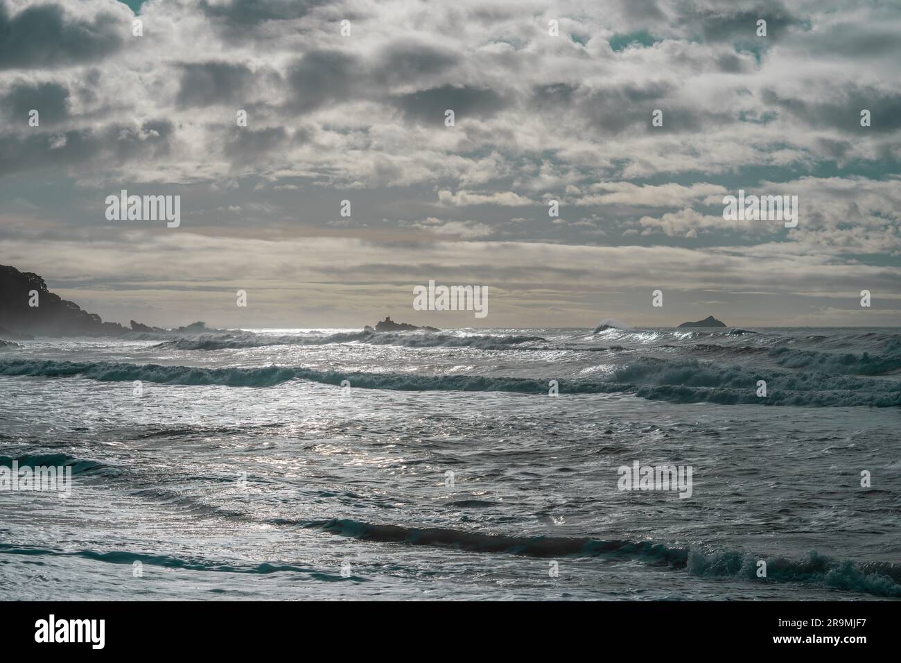 Mare tempestoso e surf sulla spiaggia principale del Monte Maunganui, Tauranga nuovo effetto Zealand.in a basso croma. Foto Stock