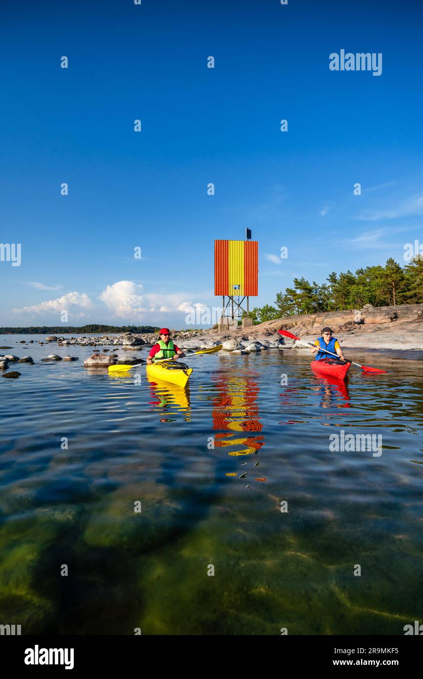 Kayak nell'arcipelago di Espoo, Finlandia Foto Stock
