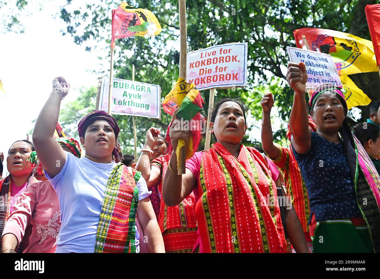 I membri delle ali femminili di "tipi Motha", in una massiccia manifestazione chiamata "Raj Bhavan Abhiyan", chiesero l'adozione della scrittura romana per la lingua Kokborok, ad Agartala. Tripura, India. Foto Stock