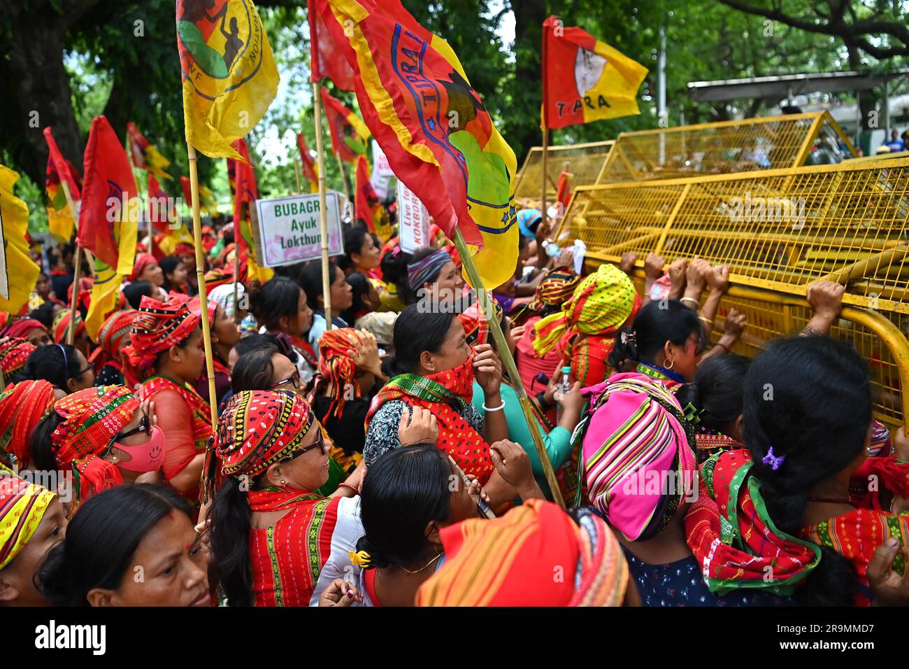 I membri delle ali femminili di "tipi Motha", in una massiccia manifestazione chiamata "Raj Bhavan Abhiyan", chiesero l'adozione della scrittura romana per la lingua Kokborok, ad Agartala. Tripura, India. Foto Stock