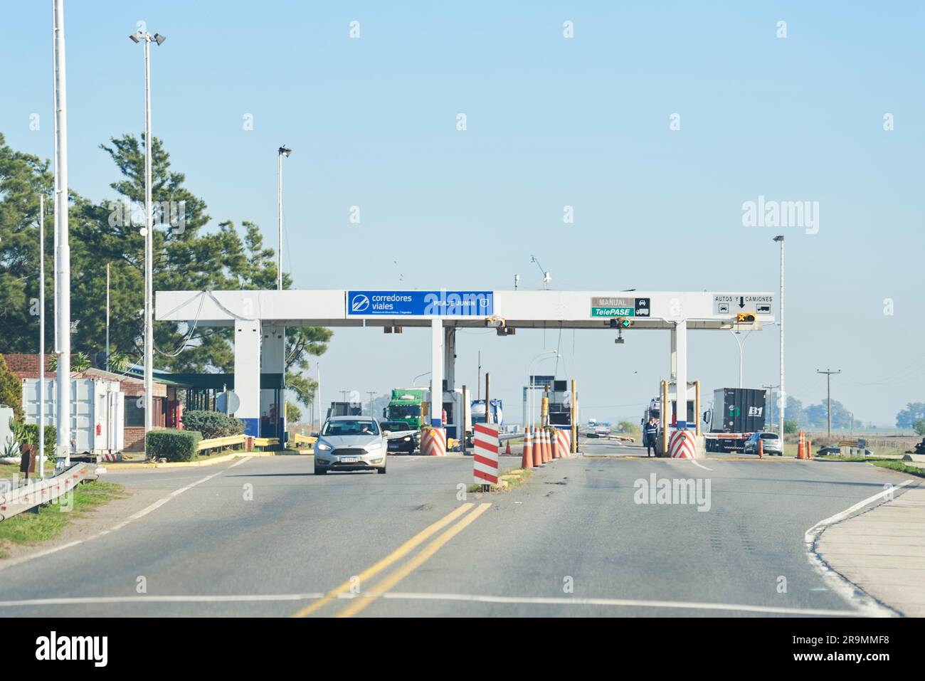 1 giugno 2023: Junin, Buenos Aires, Argentina: Veicoli che passano attraverso il casello, pagamento del traffico stradale. Foto Stock