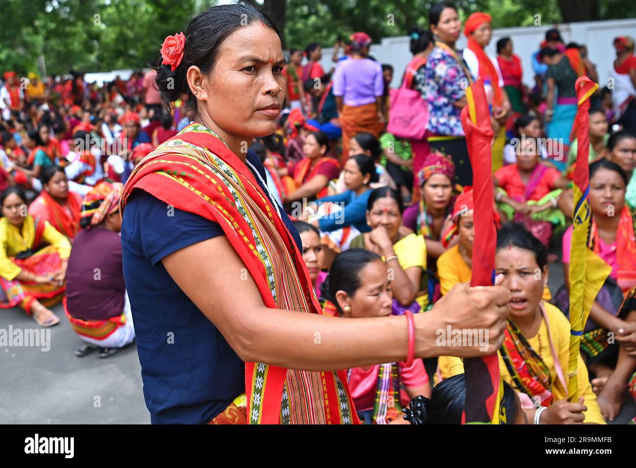 I membri delle ali femminili di "tipi Motha", in una massiccia manifestazione chiamata "Raj Bhavan Abhiyan", chiesero l'adozione della scrittura romana per la lingua Kokborok, ad Agartala. Tripura, India. Foto Stock