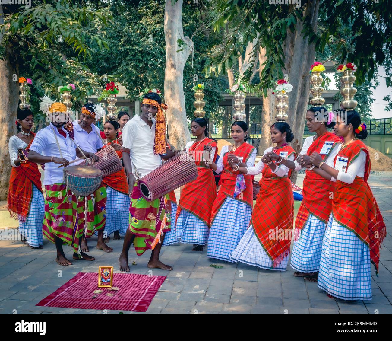 Una danza tribale sul pavimento del tempio a Kankalitala, Bolpur Santiniketan, India Foto Stock