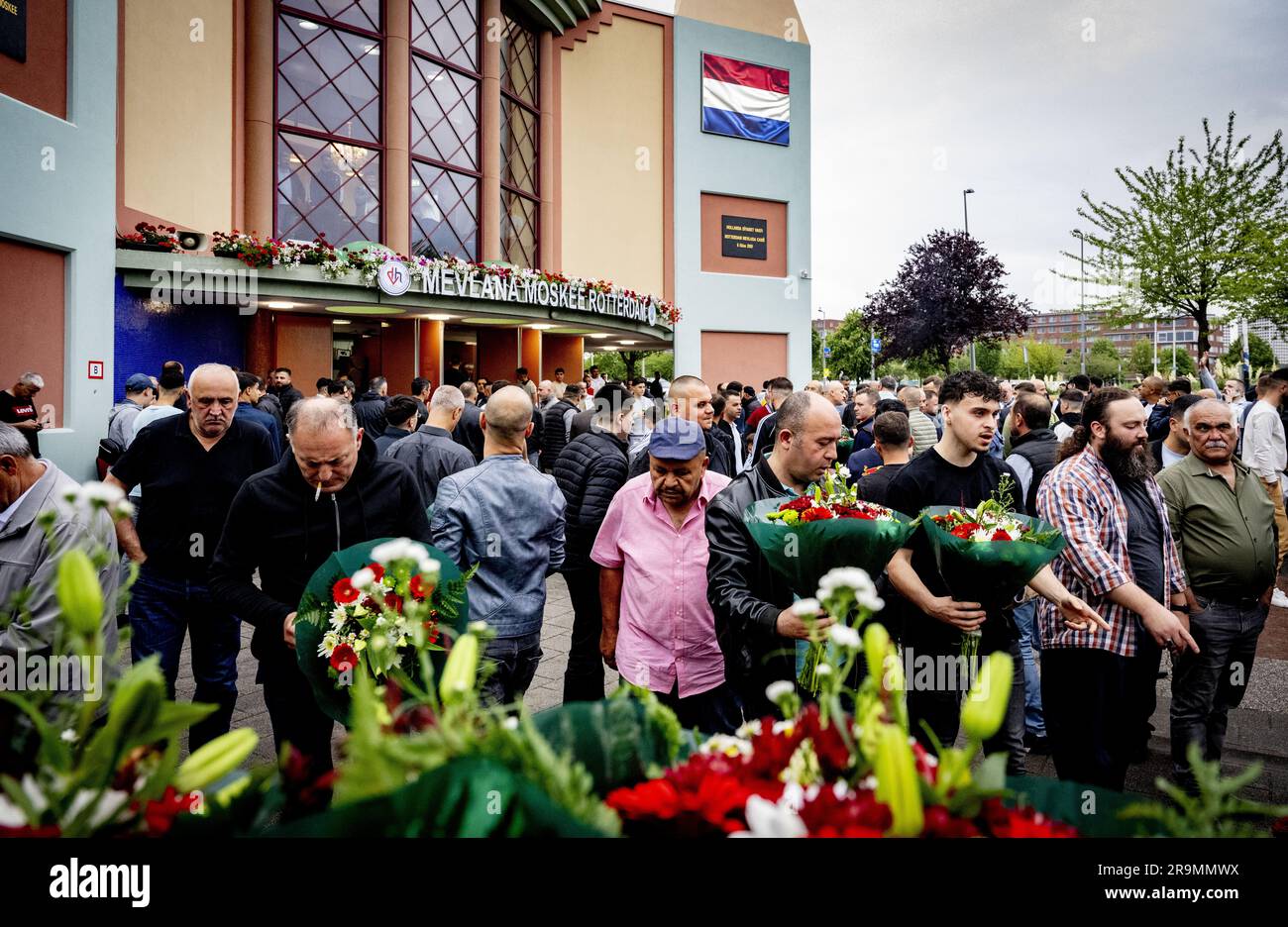 ROTTERDAM - musulmani dopo la preghiera mattutina nella Moschea di Mevlana. Qui si celebra il primo giorno della festa più importante dell'Islam, la Festa del sacrificio. ANP ROBIN UTRECHT paesi bassi fuori - belgio fuori Foto Stock