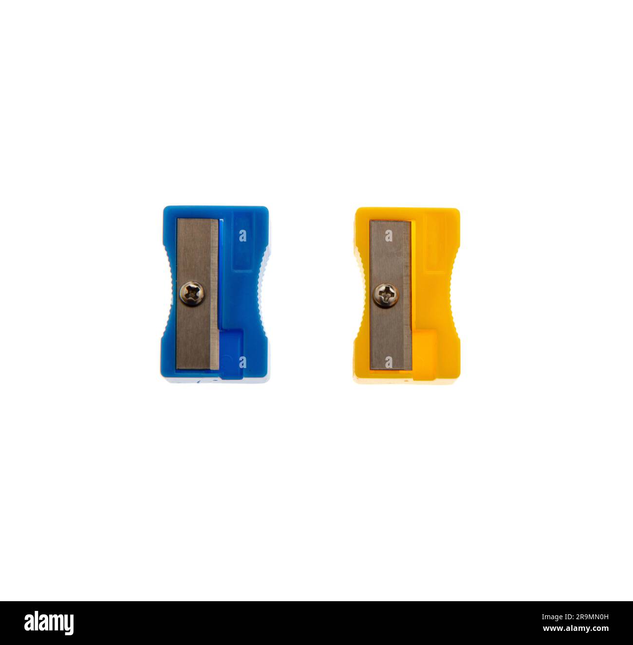 Temperamatite blu e giallo isolato su bianco, primo piano, materiale scolastico Foto Stock