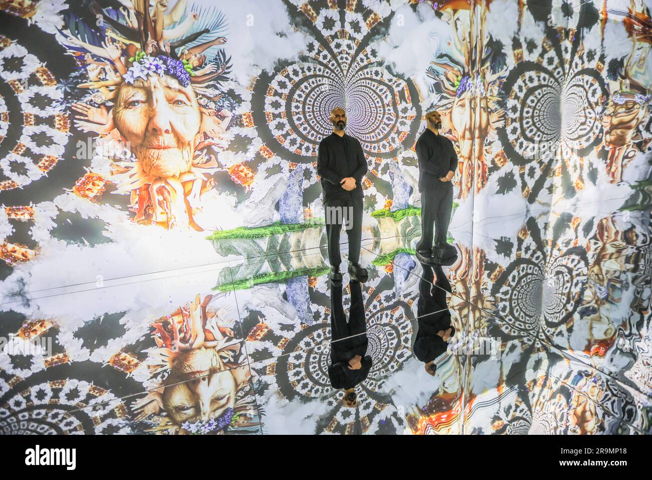 Londra, Regno Unito. 28 giugno 2023. Artist Arash Irandoust (nella foto) Illusionaries, è un nuovo centro artistico esperienziale che mostra arte digitale basata su storie mai viste prima nel Regno Unito Illusionaries lancia con la prima di Memories of a Dead Poet, un'esperienza audiovisiva coinvolgente con tre gallerie che offrono luce, Suono e movimento in un viaggio incantevole che sfida la realtà e l'illusione, dal 29 giugno 2023.Paul Quezada-Neiman/Alamy Live News Credit: Paul Quezada-Neiman/Alamy Live News Foto Stock