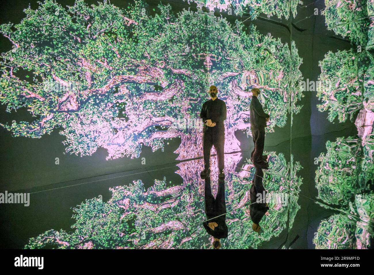Londra, Regno Unito. 28 giugno 2023. Artist Arash Irandoust (nella foto) Illusionaries, è un nuovo centro artistico esperienziale che mostra arte digitale basata su storie mai viste prima nel Regno Unito Illusionaries lancia con la prima di Memories of a Dead Poet, un'esperienza audiovisiva coinvolgente con tre gallerie che offrono luce, Suono e movimento in un viaggio incantevole che sfida la realtà e l'illusione, dal 29 giugno 2023.Paul Quezada-Neiman/Alamy Live News Credit: Paul Quezada-Neiman/Alamy Live News Foto Stock
