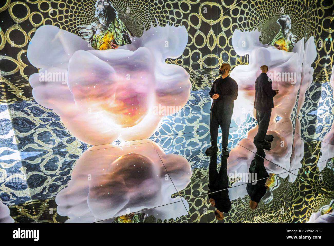 Londra, Regno Unito. 28 giugno 2023. Artist Arash Irandoust (nella foto) Illusionaries, è un nuovo centro artistico esperienziale che mostra arte digitale basata su storie mai viste prima nel Regno Unito Illusionaries lancia con la prima di Memories of a Dead Poet, un'esperienza audiovisiva coinvolgente con tre gallerie che offrono luce, Suono e movimento in un viaggio incantevole che sfida la realtà e l'illusione, dal 29 giugno 2023.Paul Quezada-Neiman/Alamy Live News Credit: Paul Quezada-Neiman/Alamy Live News Foto Stock