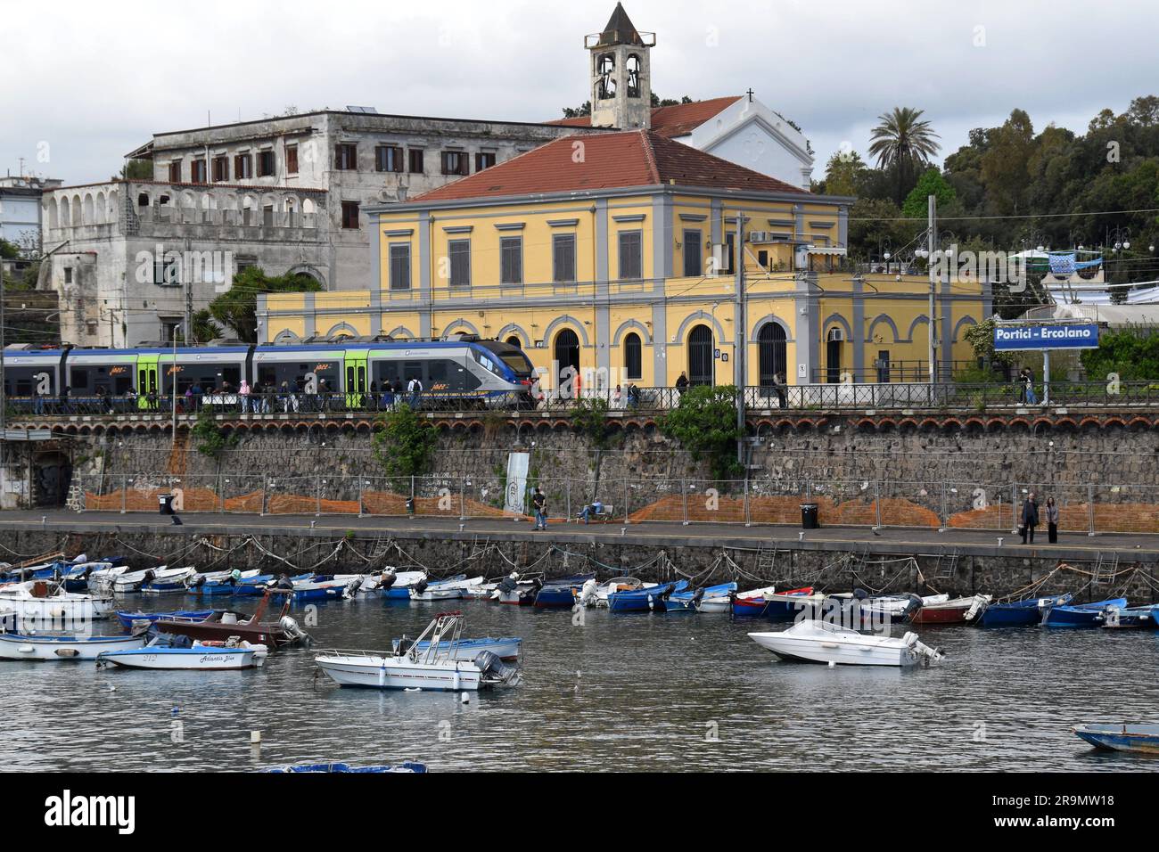 Un treno regionale Trenitalia che arriva alla stazione ferroviaria di Portici Ercolano, Napoli, Italia Foto Stock