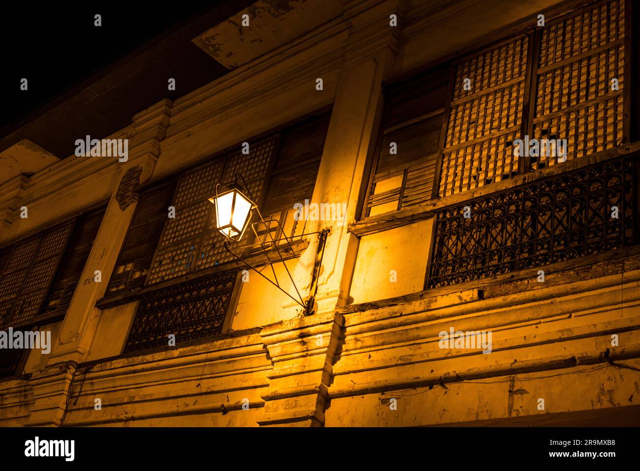 Edificio di epoca coloniale in una via Vigan di notte Foto Stock
