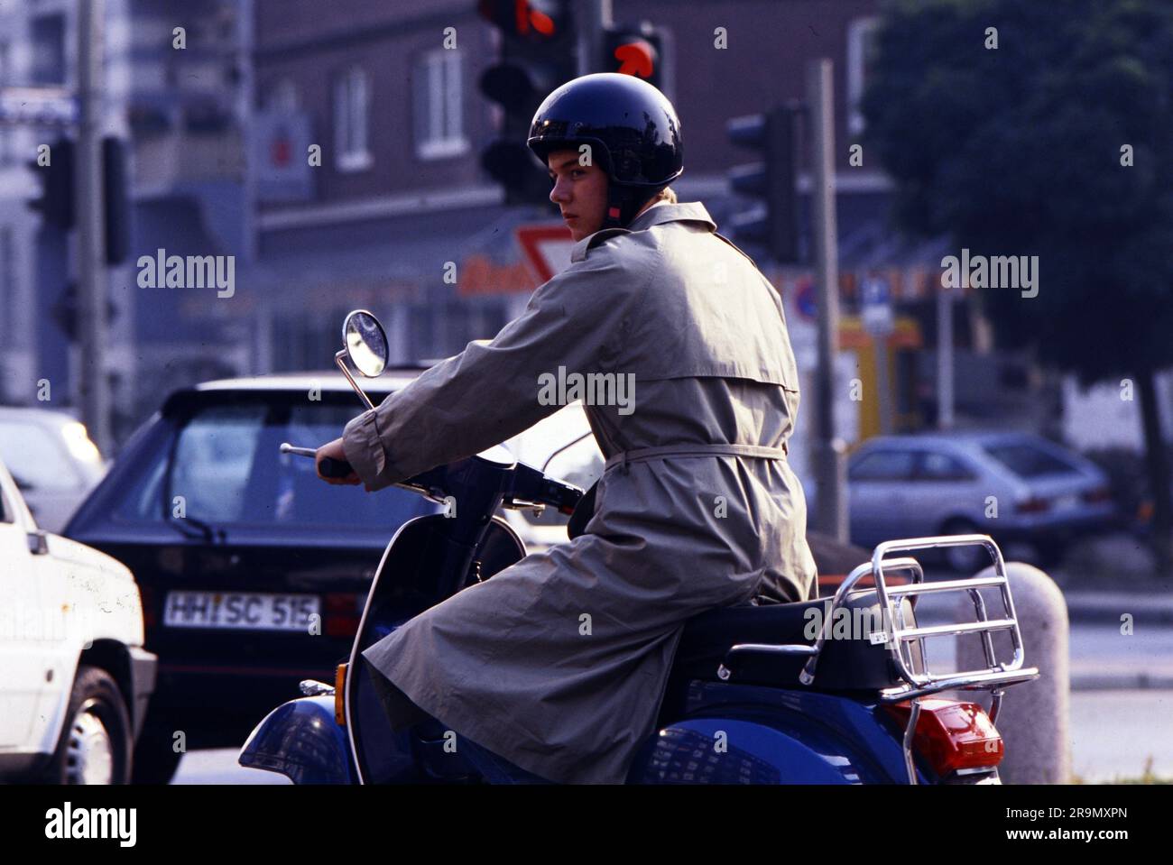 Trasporto/trasporto, biciclette, scooter, giovane su uno scooter nel traffico stradale, ULTERIORI-DIRITTI-CLEARANCE-INFO-NOT-AVAILABLE Foto Stock