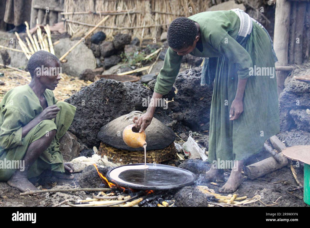 Africa, Etiopia, Lalibela, Donna cuoce injera (injera è un pane piatto lievitato con una consistenza unica e leggermente spugnosa. Tradizionalmente fatto fuori o Foto Stock