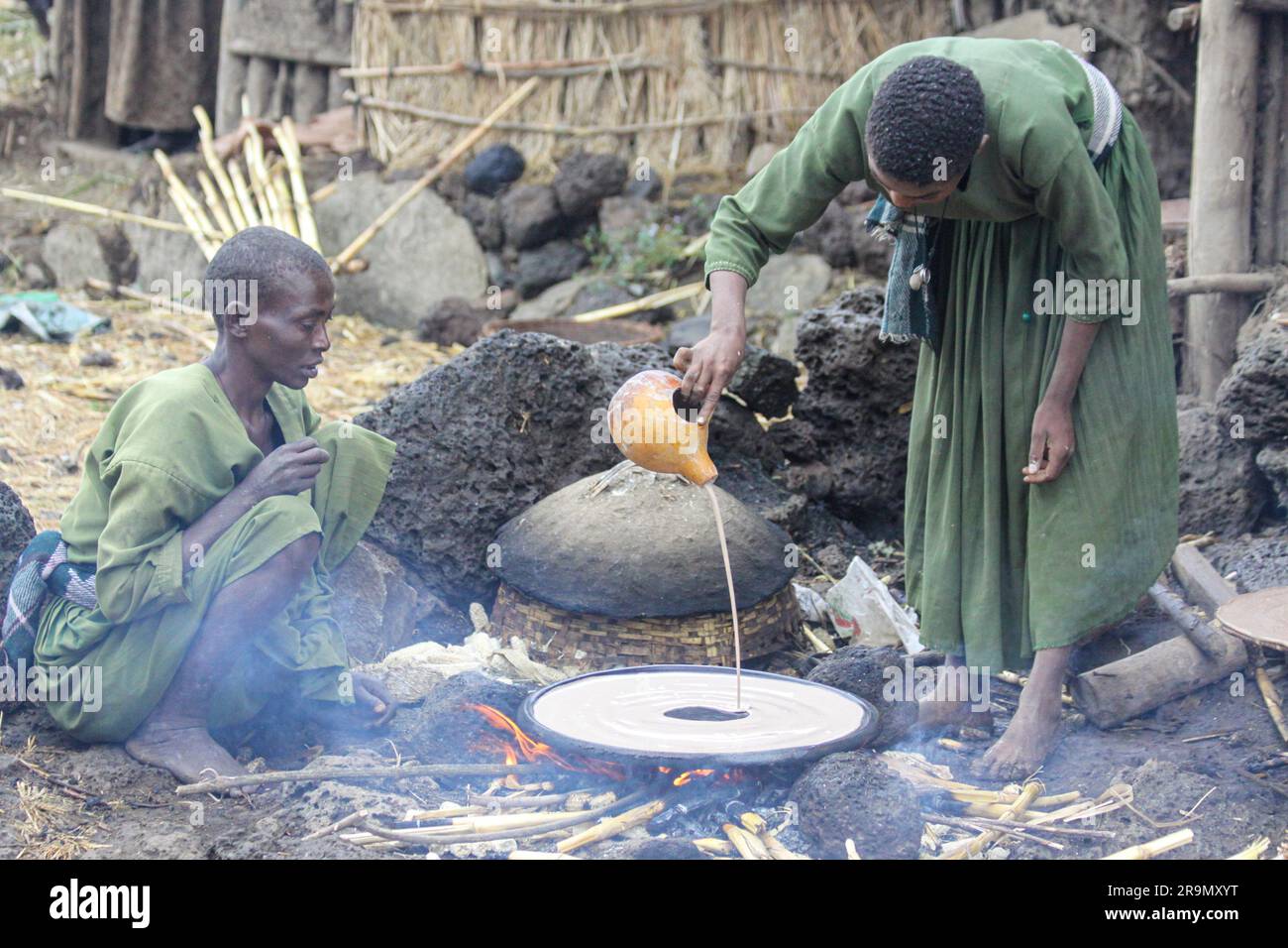 Africa, Etiopia, Lalibela, Donna cuoce injera (injera è un pane piatto lievitato con una consistenza unica e leggermente spugnosa. Tradizionalmente fatto fuori o Foto Stock