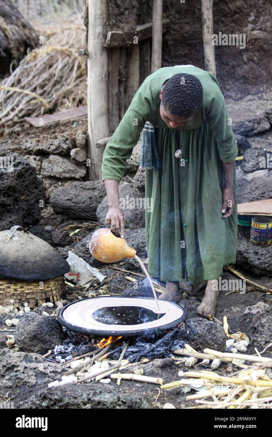 Africa, Etiopia, Lalibela, Donna cuoce injera (injera è un pane piatto lievitato con una consistenza unica e leggermente spugnosa. Tradizionalmente fatto fuori o Foto Stock