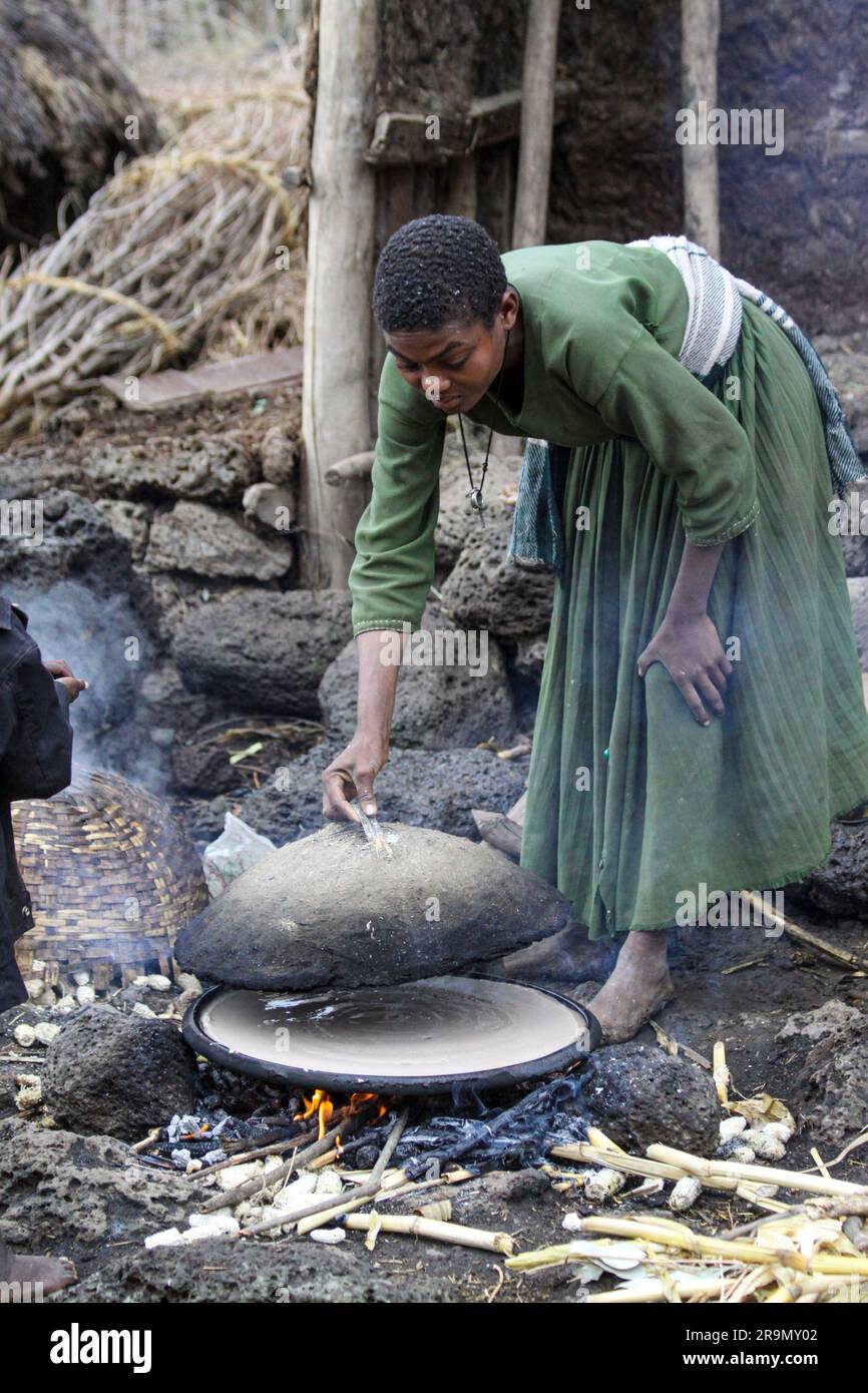 Africa, Etiopia, Lalibela, Donna cuoce injera (injera è un pane piatto lievitato con una consistenza unica e leggermente spugnosa. Tradizionalmente fatto fuori o Foto Stock