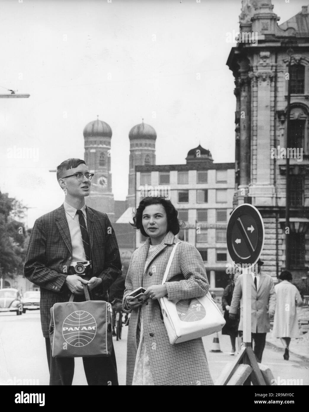 Turismo, visite della città, giovani coppie a Lenbachplatz, Monaco di Baviera, anni '1950, ULTERIORI-DIRITTI-CLEARANCE-INFO-NOT-AVAILABLE Foto Stock