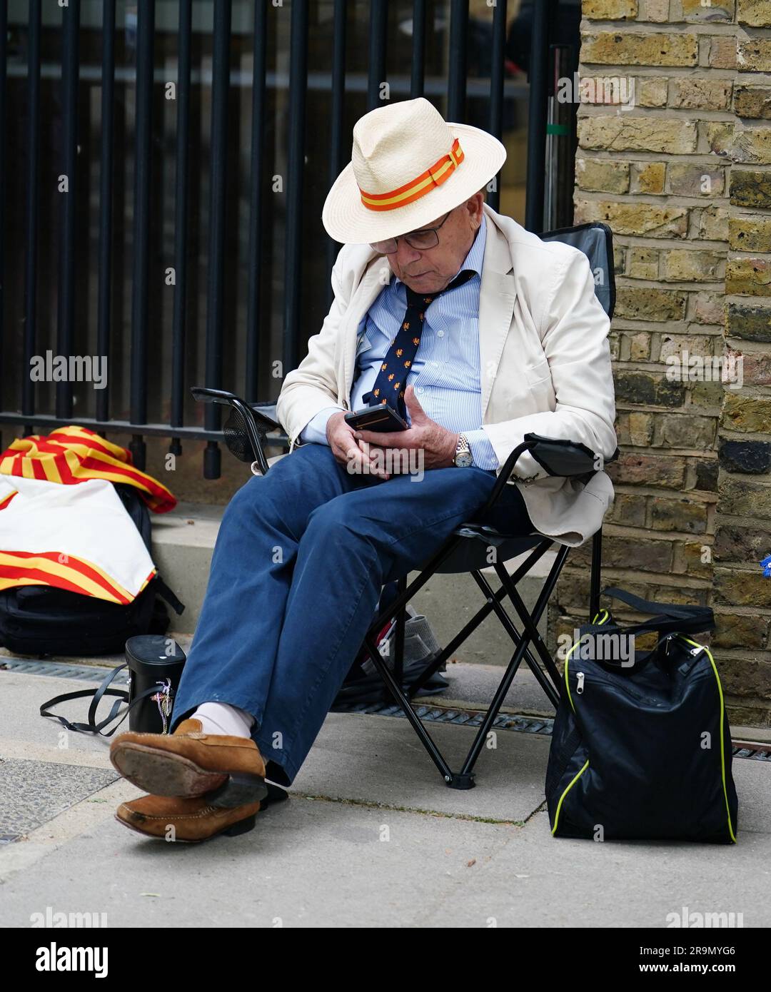 Un membro MCC fa la fila prima del primo giorno del secondo test match di Ashes a Lord's, Londra. Data foto: Mercoledì 28 giugno 2023. Foto Stock