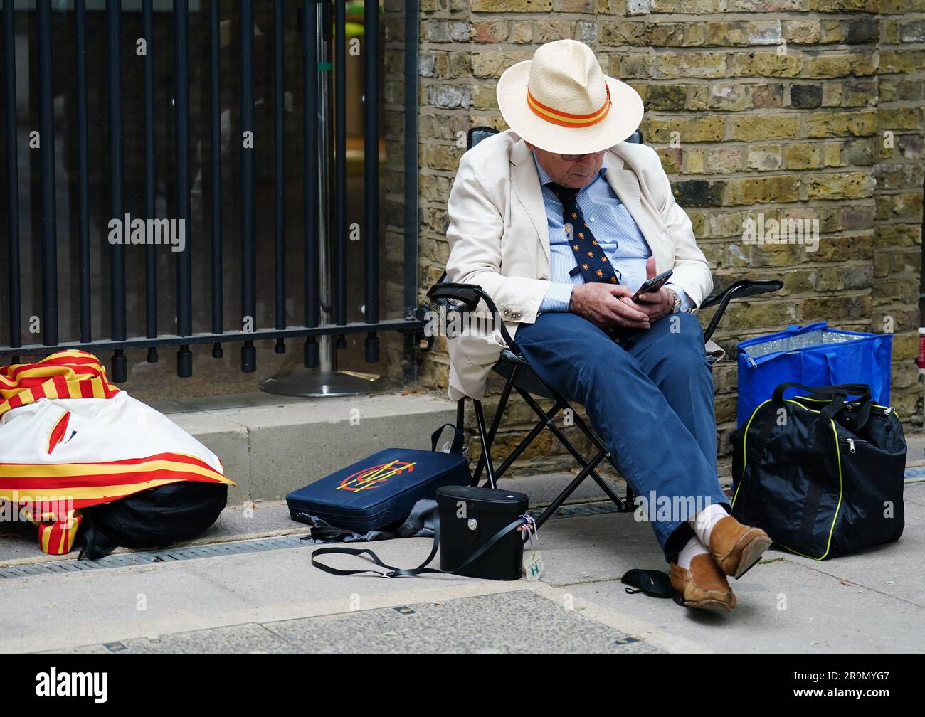 Un membro MCC fa la fila prima del primo giorno del secondo test match di Ashes a Lord's, Londra. Data foto: Mercoledì 28 giugno 2023. Foto Stock