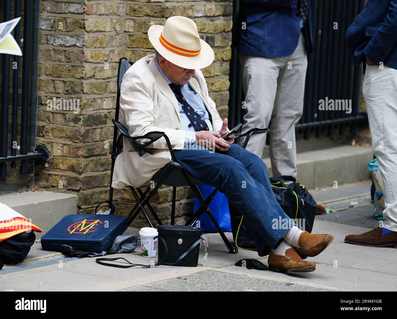 Un membro MCC fa la fila prima del primo giorno del secondo test match di Ashes a Lord's, Londra. Data foto: Mercoledì 28 giugno 2023. Foto Stock