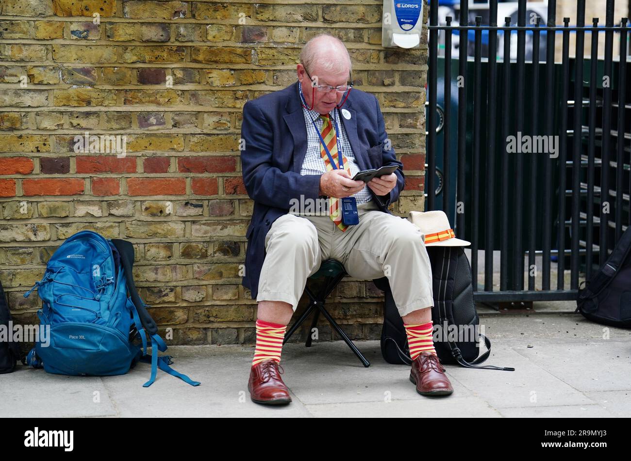 Un membro MCC fa la fila prima del primo giorno del secondo test match di Ashes a Lord's, Londra. Data foto: Mercoledì 28 giugno 2023. Foto Stock